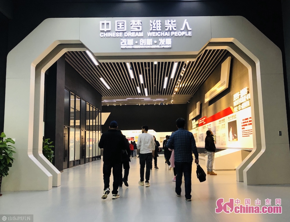 International students visit Weichai Group on Nov. 9 in Jinan, capital of Shandong Province.<br/>The 2019 &ldquo;Experiencing China in Dynamic Shandong&rdquo; wrapped up on Nov. 10 in Weifang, Shandong Province. In the two-day trip in Jinan and Weifang, over one hundred international students had a close look at Shandong&rsquo;s brilliant achievements of economic and social development.<br/>