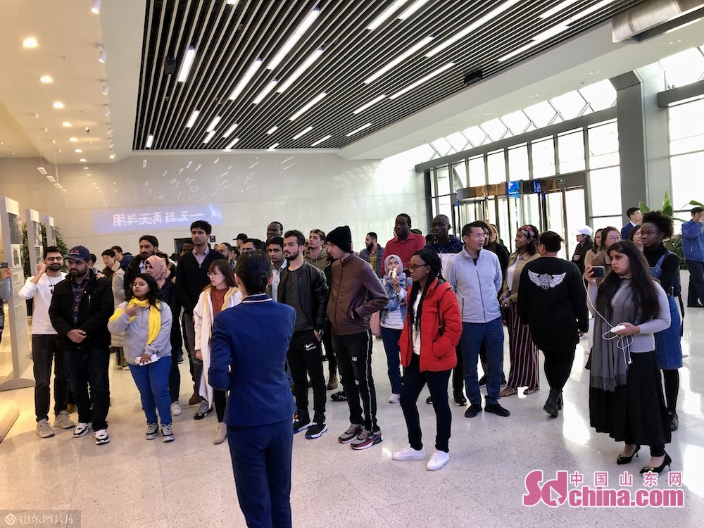 International students visit Weichai Group on Nov. 9 in Jinan, capital of Shandong Province.<br/>The 2019 &ldquo;Experiencing China in Dynamic Shandong&rdquo; wrapped up on Nov. 10 in Weifang, Shandong Province. In the two-day trip in Jinan and Weifang, over one hundred international students had a close look at Shandong&rsquo;s brilliant achievements of economic and social development.<br/>