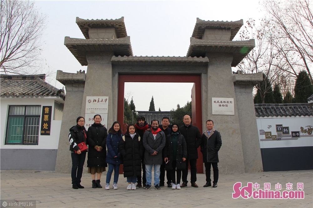 　　Foreigners pose for a group photo in Wu Family&rsquo;s Ancestral Temple on Dec. 18, 2019 in Jiaxiang County, Jining City. Foreigners from four different countries went to Jiaxiang County, the home land of Zeng Zi, to deeply explore Chinese traditional culture.<br/>　　