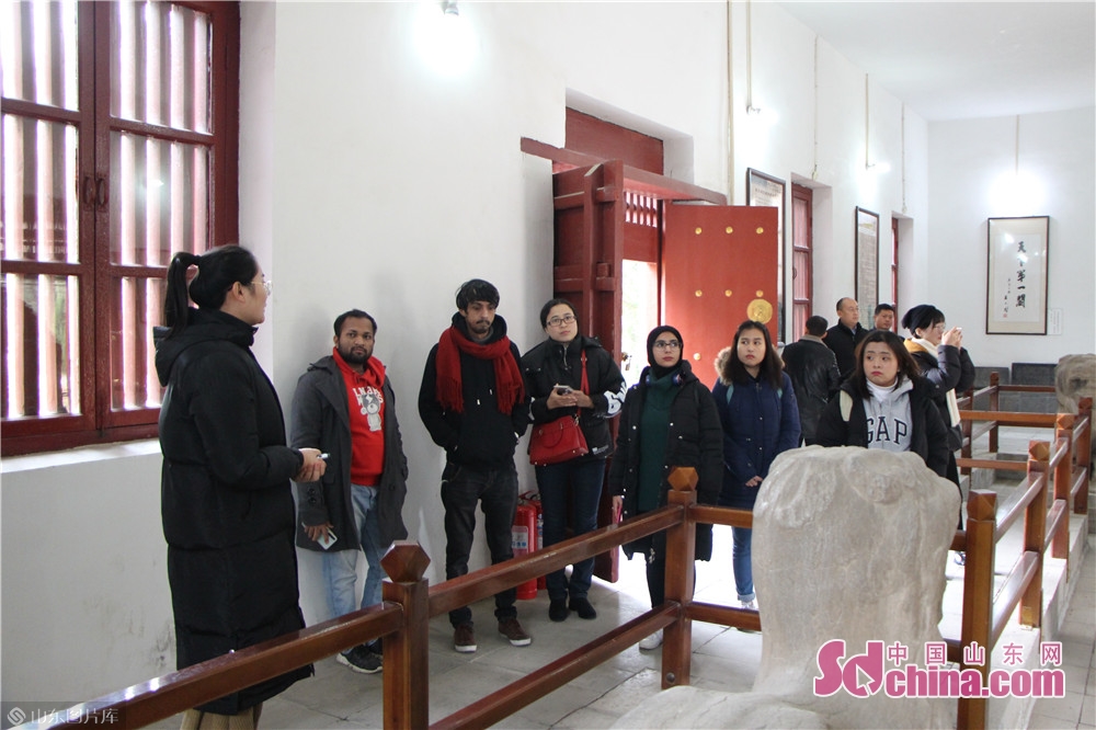 　　Foreigners visit Wu Family&rsquo;s Ancestral Temple on Dec. 18, 2019 in Jiaxiang County, Jining City. Foreigners from four different countries went to Jiaxiang County, the home land of Zeng Zi, to deeply explore Chinese traditional culture.<br/>　　