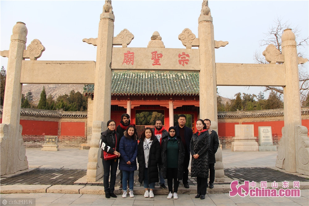 　　Foreigners pose for a group photo in Zeng Zi&rsquo;s Temple on Dec. 18, 2019 in Jiaxiang County, Jining City. Foreigners from four different countries went to Jiaxiang County, the home land of Zeng Zi, to deeply explore Chinese traditional culture.<br/>　　
