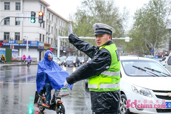 淄博公安交警雨中坚守确保道路安全畅通_