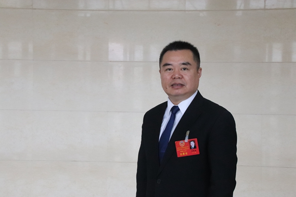 钟国栋：建立显微骨科重点实验室