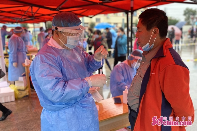 搭雨棚送椅子雨中清晨青岛即墨区有序排队进行核酸检测