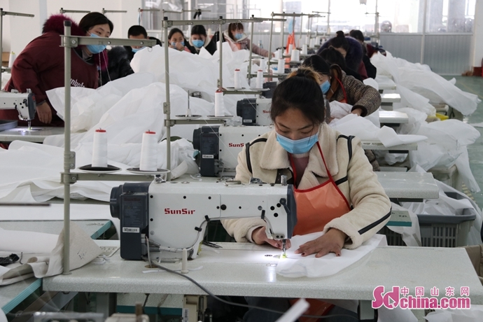 图为德兰服装生产车间