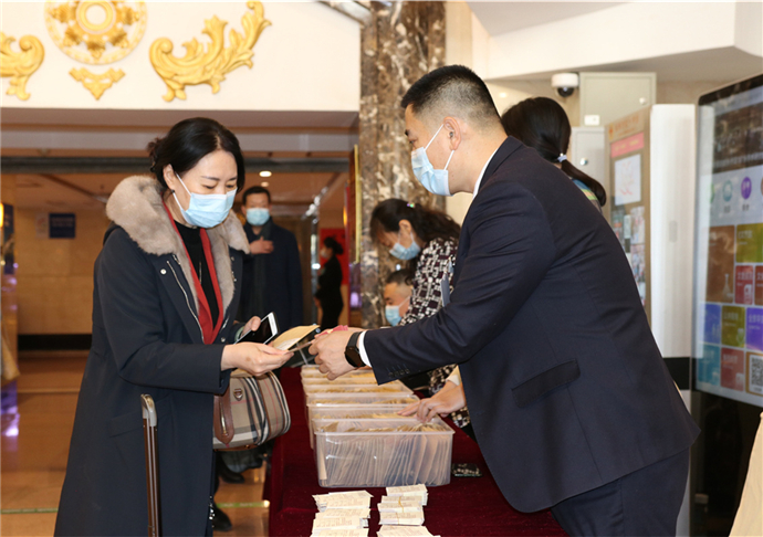 淄博进入“两会”时间 政协委员陆续报到