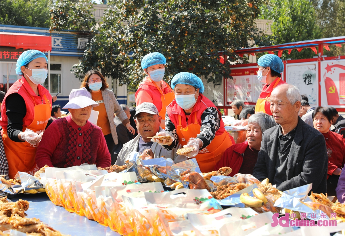  <br/>　　2021年10月12日，山东省邹平市高新街道徐毛村的志愿者为老人分发节日美食。<br/>
