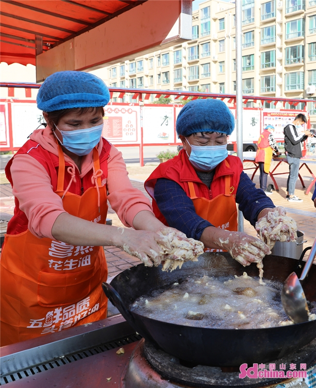 <br/>　　2021年10月12日，山东省邹平市高新街道徐毛村的志愿者为老人们准备节日美食。