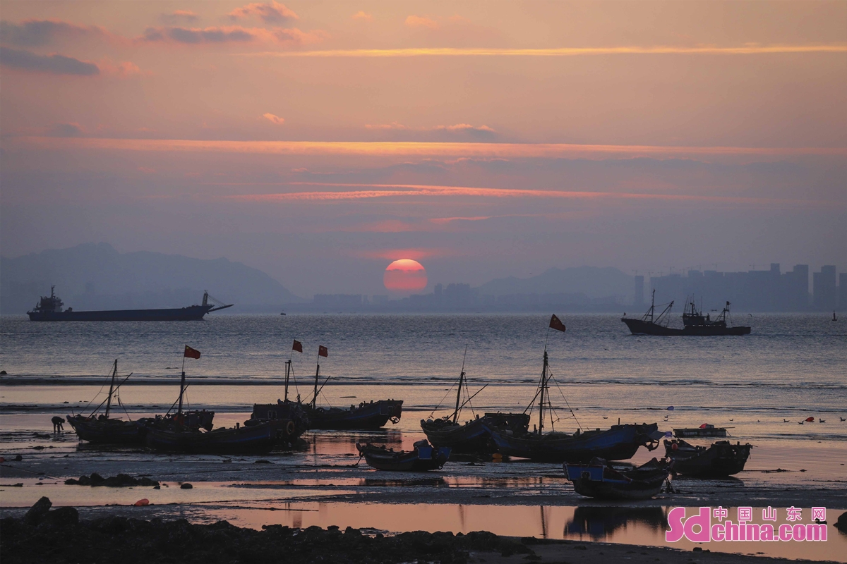Photo taken on Nov. 27, 2021 shows the picturesque scenery of the seashore of Gujia Island in Qingdao, China&rsquo;s Shandong province. (Photo by Han Jiajun)