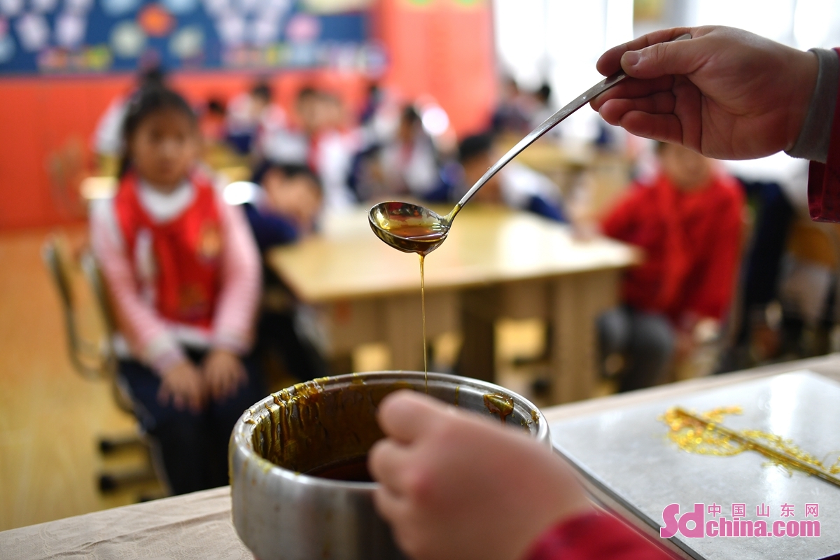 <br/>　　在山东省青岛市长阳路小学传统文化进校园活动上，民间艺人为学生演示糖画制作过程。<br/>