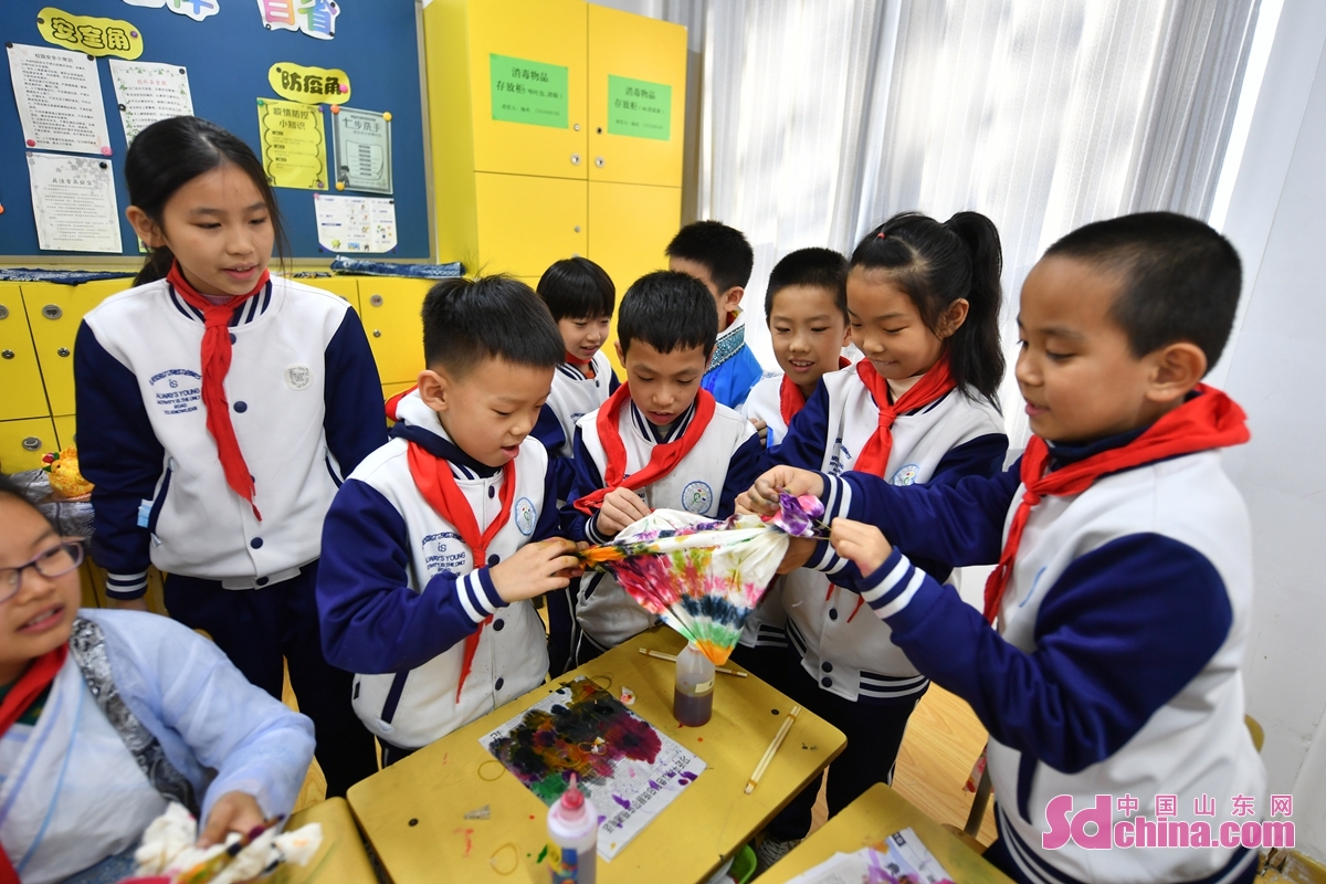 <br/>　　在山东省青岛市长阳路小学传统文化进校园活动上，学生们展开制作完成的扎染图案。<br/>