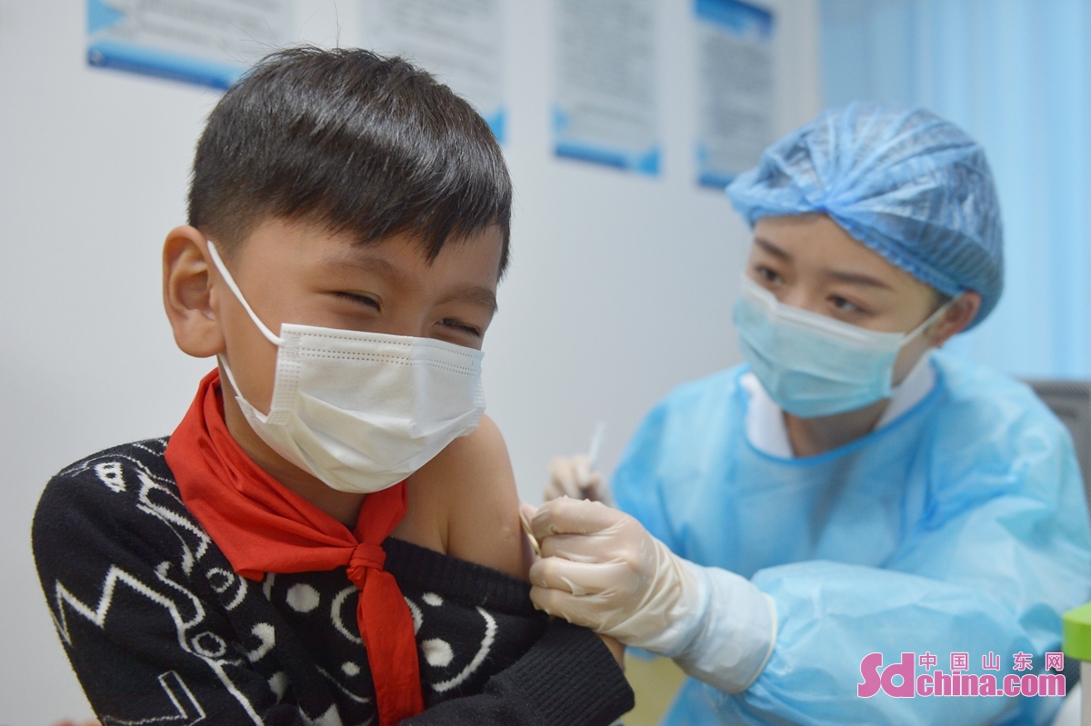 Students receive COVID-19 vaccinate shots in Qingdao, East China&rsquo;s Shandong Province on Nov. 4, 2021. COVID-19 vaccination for people aged 3 to 11 is being rolled out across Qingdao to further improve the vaccine coverage rate and build the herd immunity barrier as soon as possible.<br/>