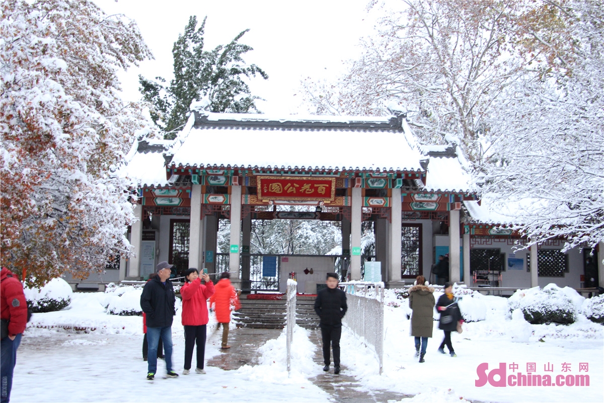 Jinan, capital of China&rsquo;s Shandong province, sees its first snowfall in this winter on Nov. 7, 2021. The heavy snowfall decorates the city a white and picturesque world.<br/>