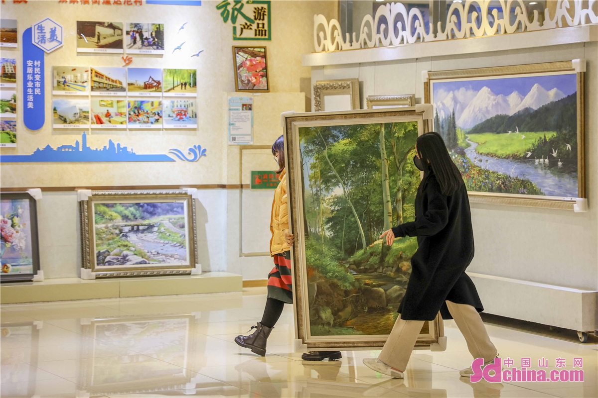 <br/> <br/>Painters paint oil paintings at Dani Artists Village in West Coast New Area of Qingdao, China&rsquo;s Shandong Province. The oil paintings will be exported to more than 20 countries and regions. Today, the village is known as "the top artist village in North China". The income of villagers and village collective is increasing continuously, and the economic and social benefits are remarkable. <br/>