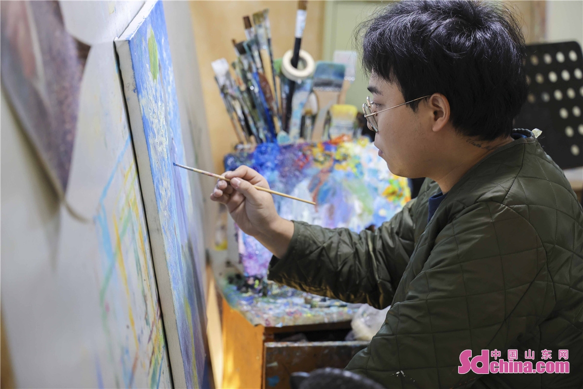 <br/><br/>Painters paint oil paintings at Dani Artists Village in West Coast New Area of Qingdao, China&rsquo;s Shandong Province. The oil paintings will be exported to more than 20 countries and regions. Today, the village is known as "the top artist village in North China". The income of villagers and village collective is increasing continuously, and the economic and social benefits are remarkable. <br/>