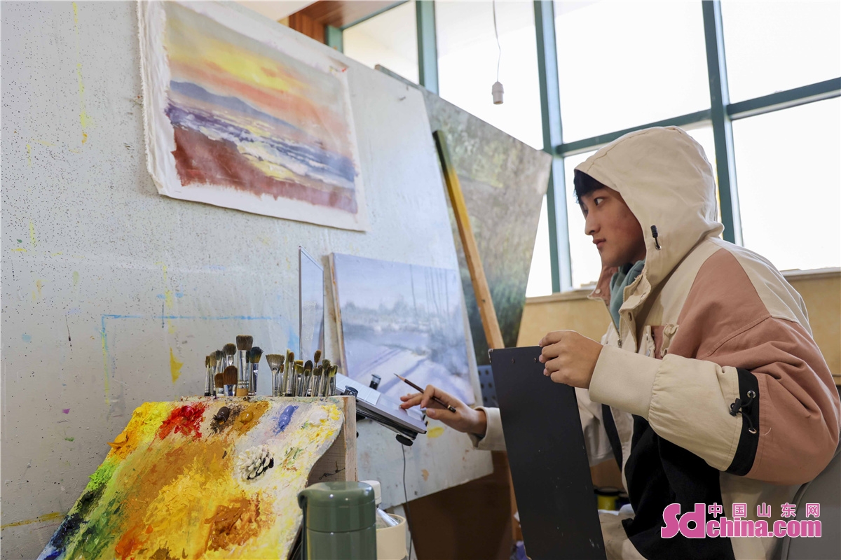 <br/><br/>Painters paint oil paintings at Dani Artists Village in West Coast New Area of Qingdao, China&rsquo;s Shandong Province. The oil paintings will be exported to more than 20 countries and regions. Today, the village is known as "the top artist village in North China". The income of villagers and village collective is increasing continuously, and the economic and social benefits are remarkable. <br/>