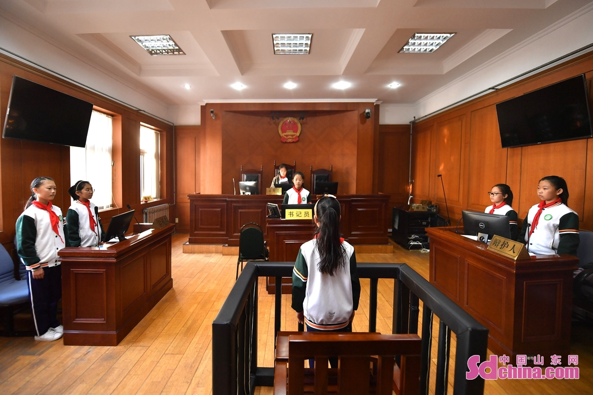 <br/>　　<br/>　　12月2日，山东省青岛市人民路第二小学的学生参与体验&ldquo;模拟法庭&rdquo;环节。<br/>