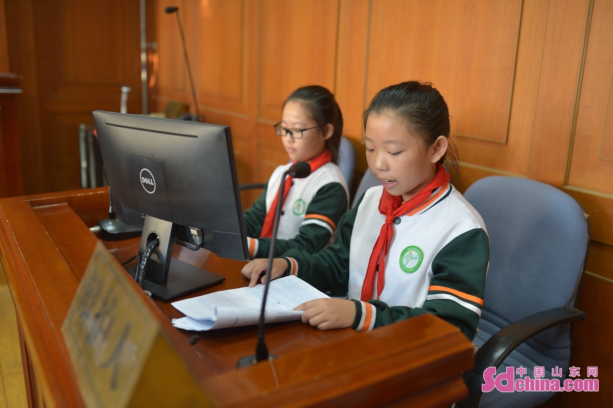 <br/>　　12月2日，山东省青岛市人民路第二小学的学生参与体验&ldquo;模拟法庭&rdquo;。图为两名学生扮演律师进行辩护。<br/>