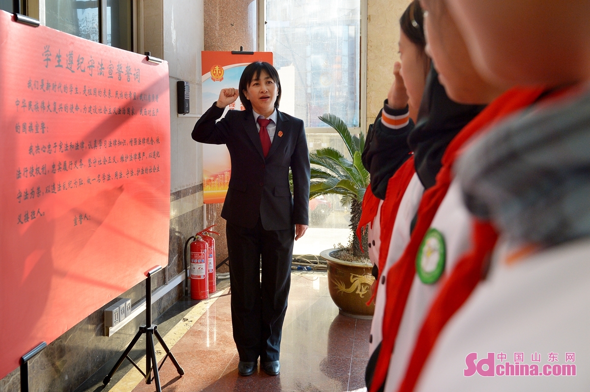 <br/>　　12月2日，山东省青岛市人民路第二小学的学生们在市北人民法院进行遵纪守法宣誓。<br/>