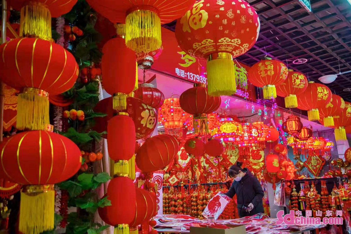 <br/>　　2月26日元宵节，许多市民选购心仪的花灯，喜迎佳节。（图文 马仁亮）<br/>