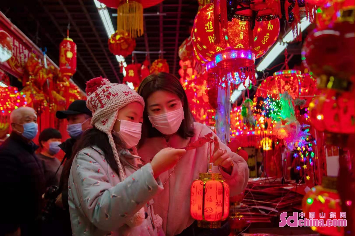 <br/>　　2月26日元宵节，许多市民选购心仪的花灯，喜迎佳节。（图文 马仁亮）<br/>