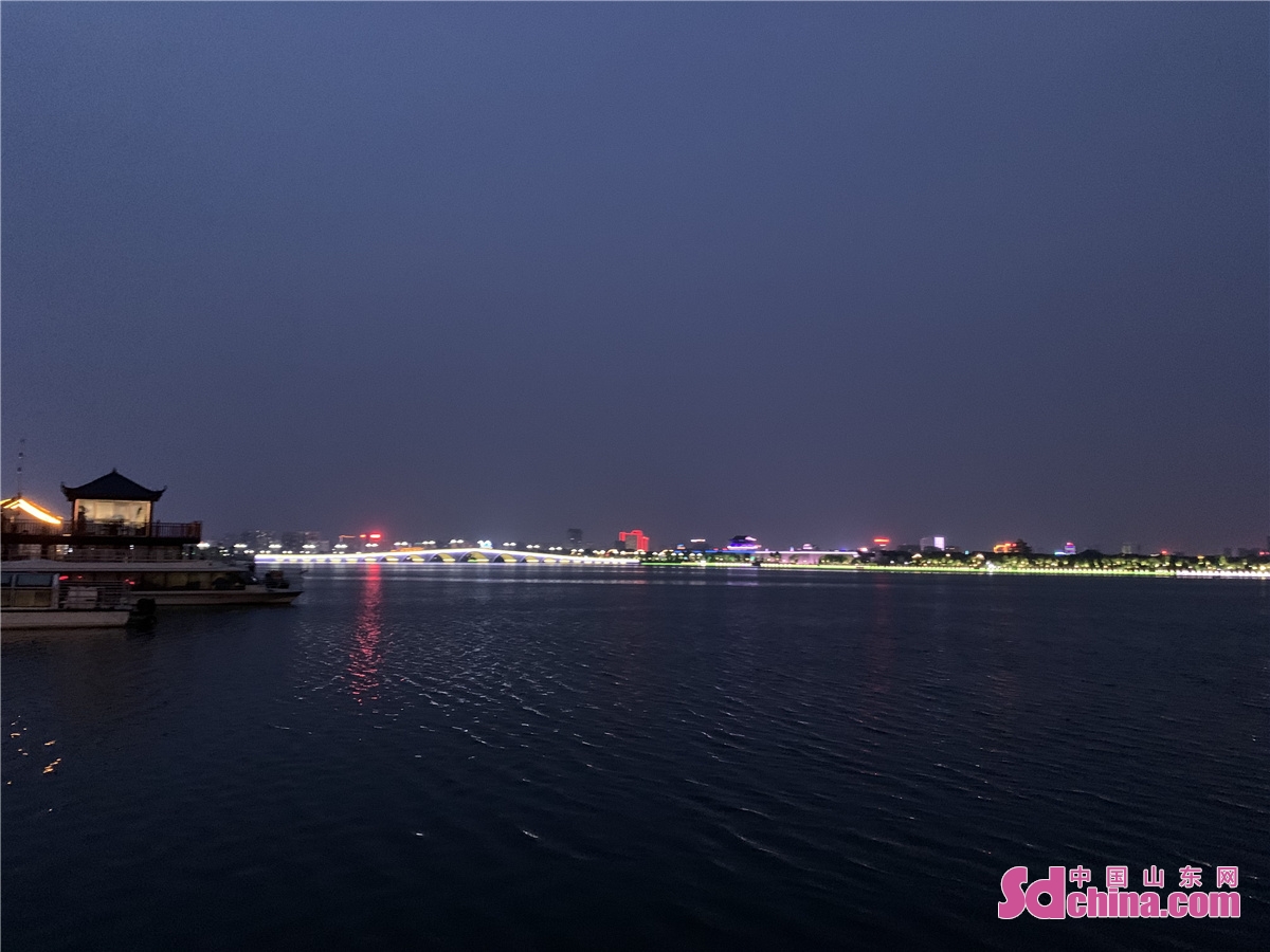 br 图为聊城东昌湖风景区夜色阑珊.