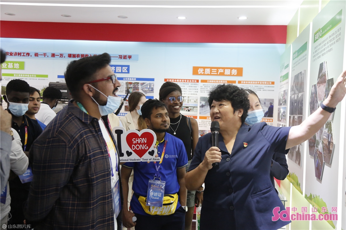 On the afternoon of September 17th, 28 international students in Shandong from 16 countries visited the Jinan Starting Area for Transformation of New and Old Development Drivers, Sanjianxi Village and Shandong Museum to explore the development path of Jinan.<br/>