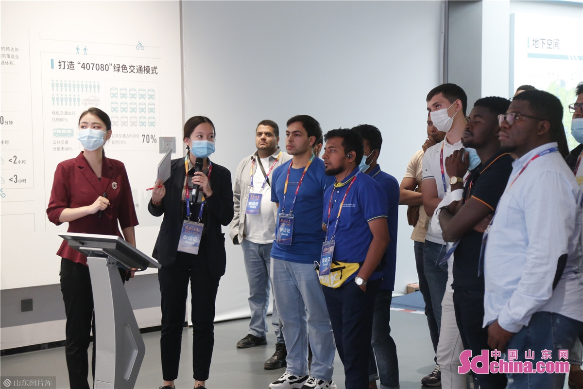 On the afternoon of September 17th, 28 international students in Shandong from 16 countries visited the Jinan Starting Area for Transformation of New and Old Development Drivers, Sanjianxi Village and Shandong Museum to explore the development path of Jinan.<br/>