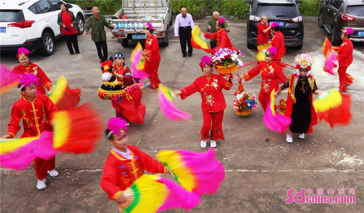  <br/>　　2021年9月20日，山东省邹平市黄山街道敬老院入住的老人们和工作人员一起装扮起来，快乐扭秧歌。<br/>