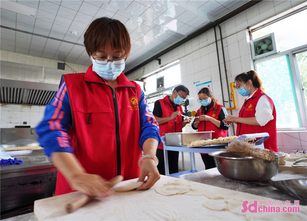 <br/>　　2021年9月20日，山东省邹平市黄山街道新时代文明实践志愿者一起为老人们包水饺。<br/>