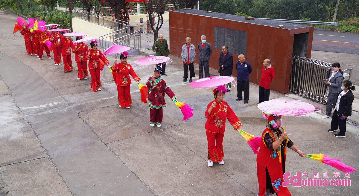 <br/>　　2021年9月20日，山东省邹平市黄山街道敬老院入住的老人们和工作人员一起装扮起来，快乐扭秧歌。<br/>