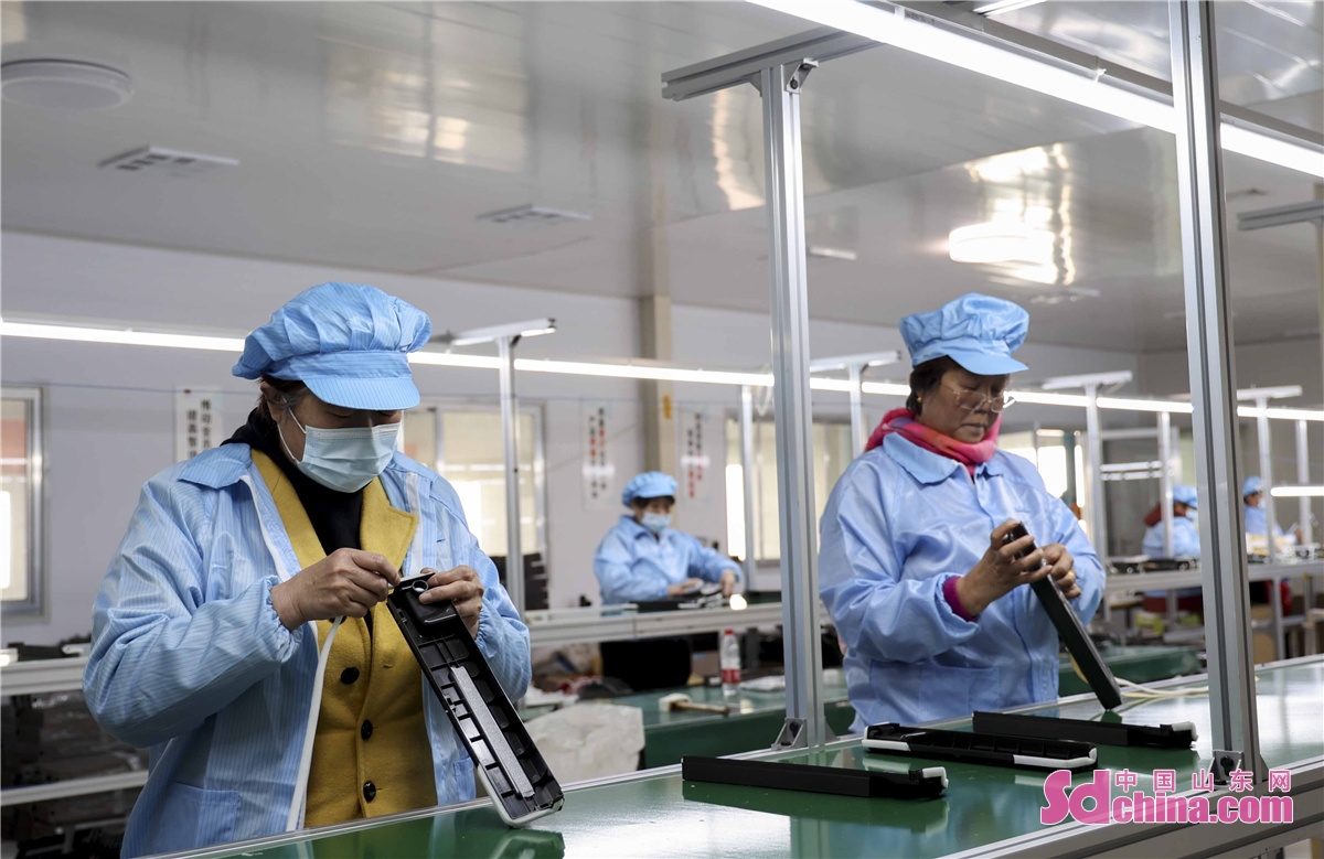 A raft of policies and services were enjoyed in this rural people-benefit plant in Qingdao, China&rsquo;s Shandong province to help the factory expand production and create conditions for more women in rural areas to find jobs and increase incomes at home.