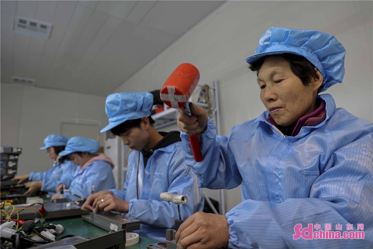 A raft of policies and services were enjoyed in this rural people-benefit plant in Qingdao, China&rsquo;s Shandong province to help the factory expand production and create conditions for more women in rural areas to find jobs and increase incomes at home.<br/>