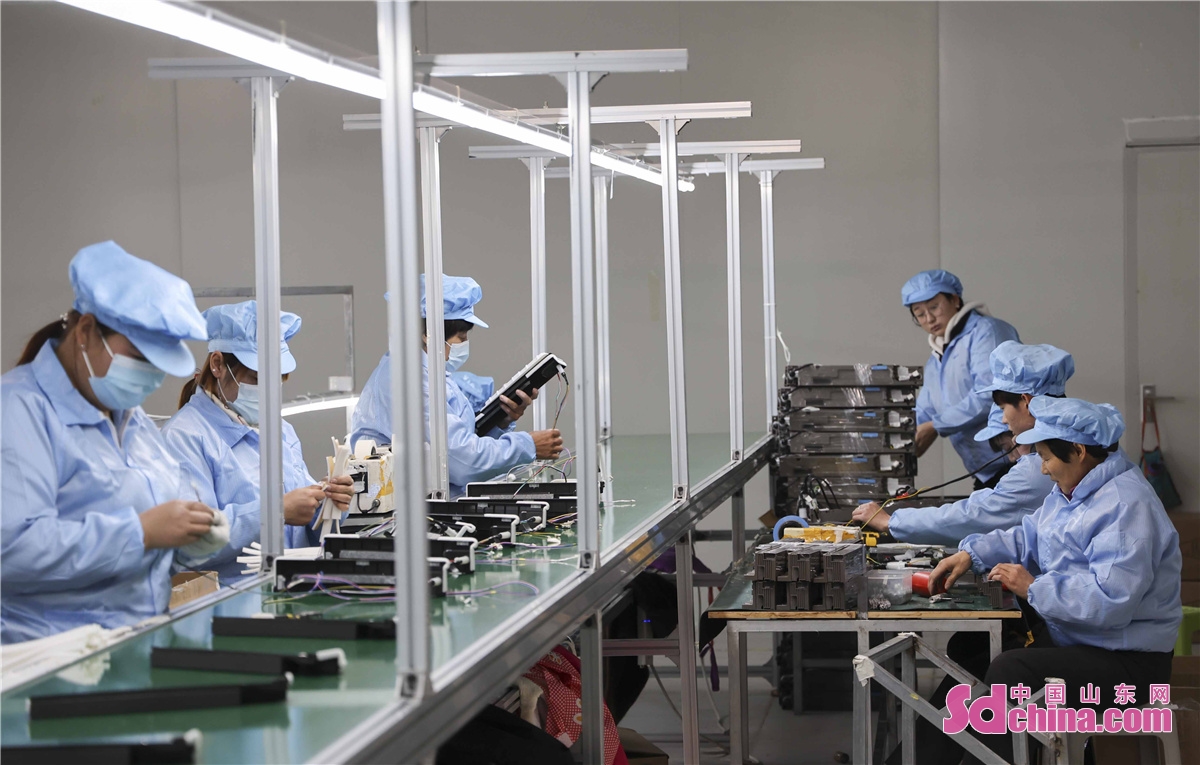 A raft of policies and services were enjoyed in this rural people-benefit plant in Qingdao, China&rsquo;s Shandong province to help the factory expand production and create conditions for more women in rural areas to find jobs and increase incomes at home.<br/>