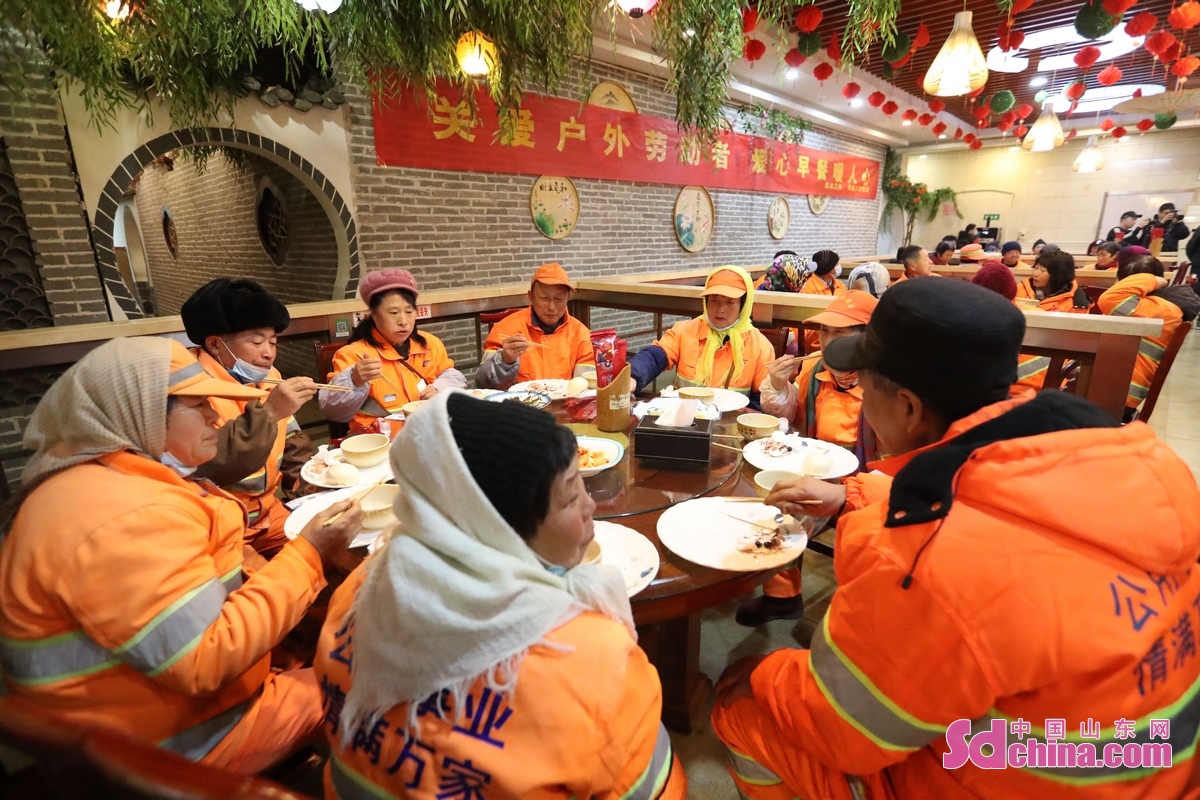 <br/>January 10 is the traditional Laba Festival in China. The Federation of Trade Unions of Qingdao West Coast New Area, together with local porridge shops, offered free breakfast and Laba porridge to outdoor workers including takeaway deliverymen, sanitation workers, etc., bringing warmth to them in the cold winter day.<br/>　　