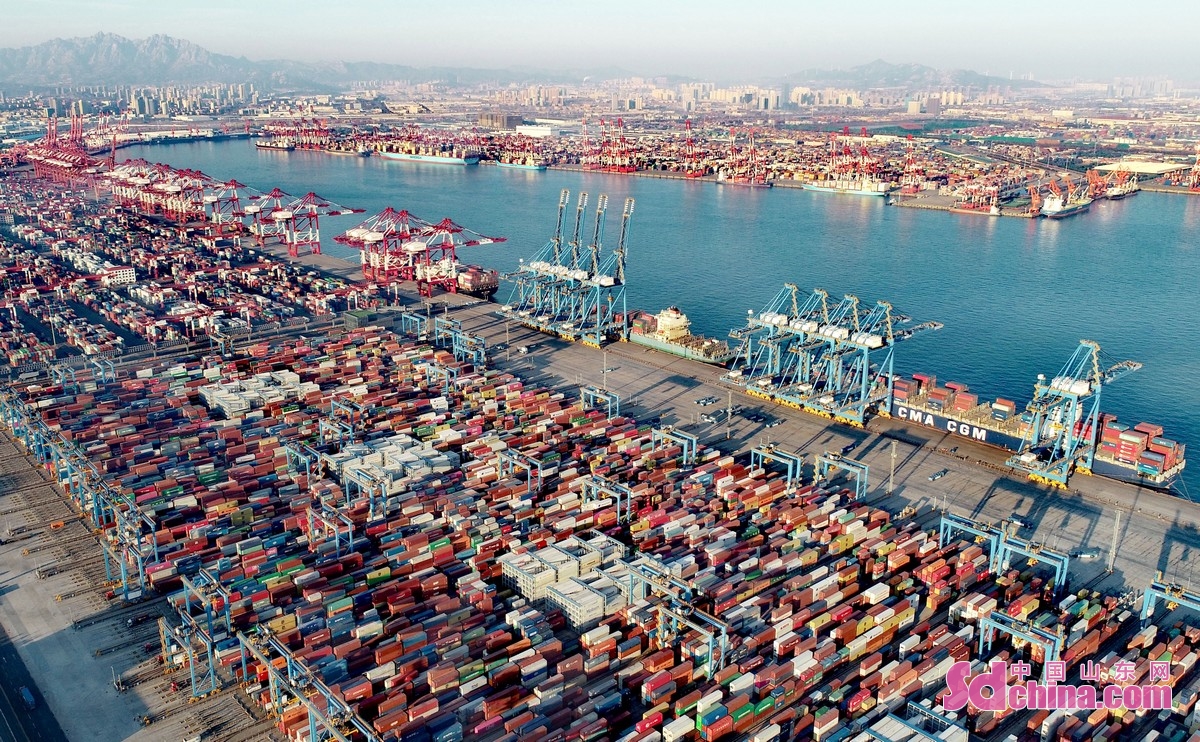 <br/>　　1月14日，在山东港口青岛港全自动化码头，数艘货轮靠泊在码头装卸货物。<br/>　　
