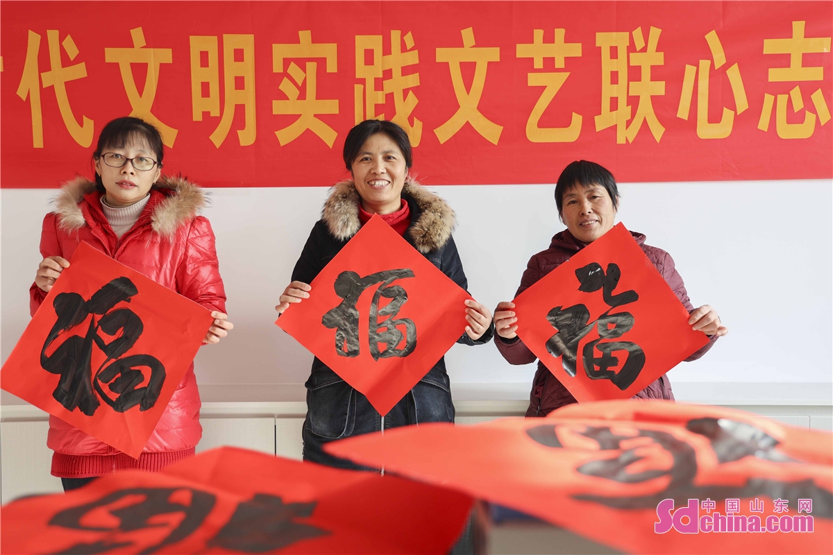 <br/>Four calligraphers are seen writing Spring Festival couplets for the community residents in Qingdao, China&rsquo;s Shandong province to greet the 2022 Spring Festival. <br/>