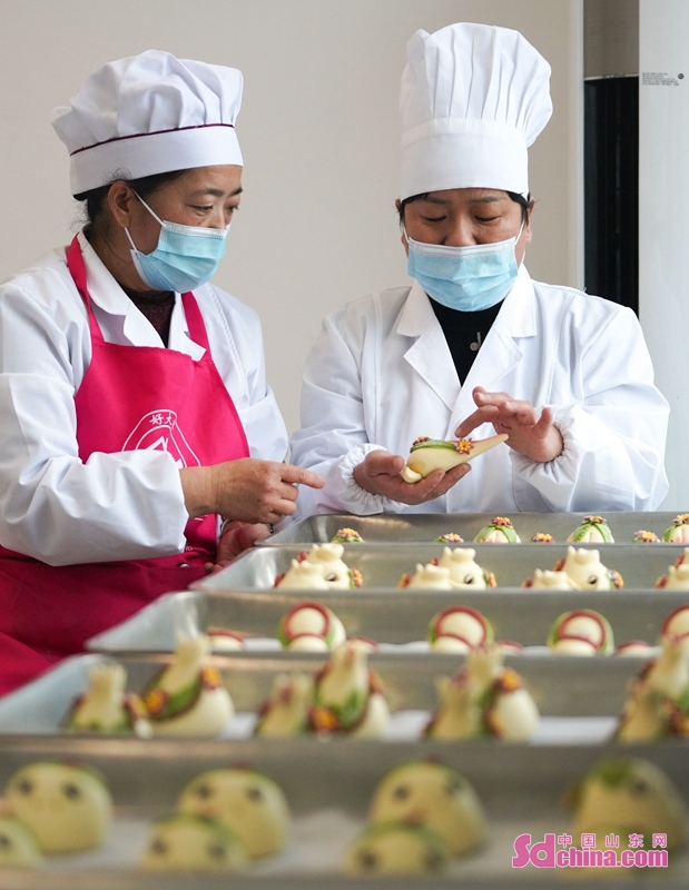 As the Spring Festival approaches, steamed buns making in various shapes is getting booming. A variety of auspicious, colorful, diverse, soft and tasty steamed buns is popular in the market.<br/>