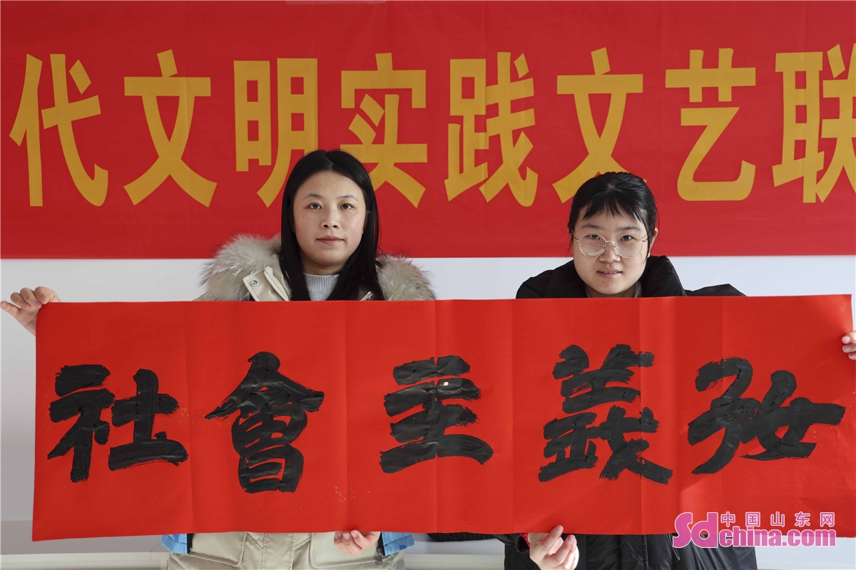 Four calligraphers are seen writing Spring Festival couplets for the community residents in Qingdao, China&rsquo;s Shandong province to greet the 2022 Spring Festival.<br/>