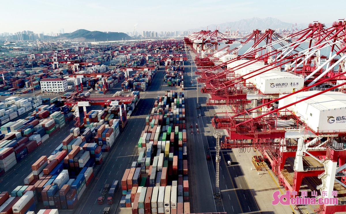 <br/>　　1月14日，海关总署发布数据，2021年外贸进出口实现较快增长，规模再创新髙、质量稳步提升，年度进出口规模再上新台阶，首次突破6万亿美元关口。<br/>　　1月14日，在山东港口青岛港前湾集装箱码头，一艘货轮在装载货物。(图/张进刚)<br/>　　