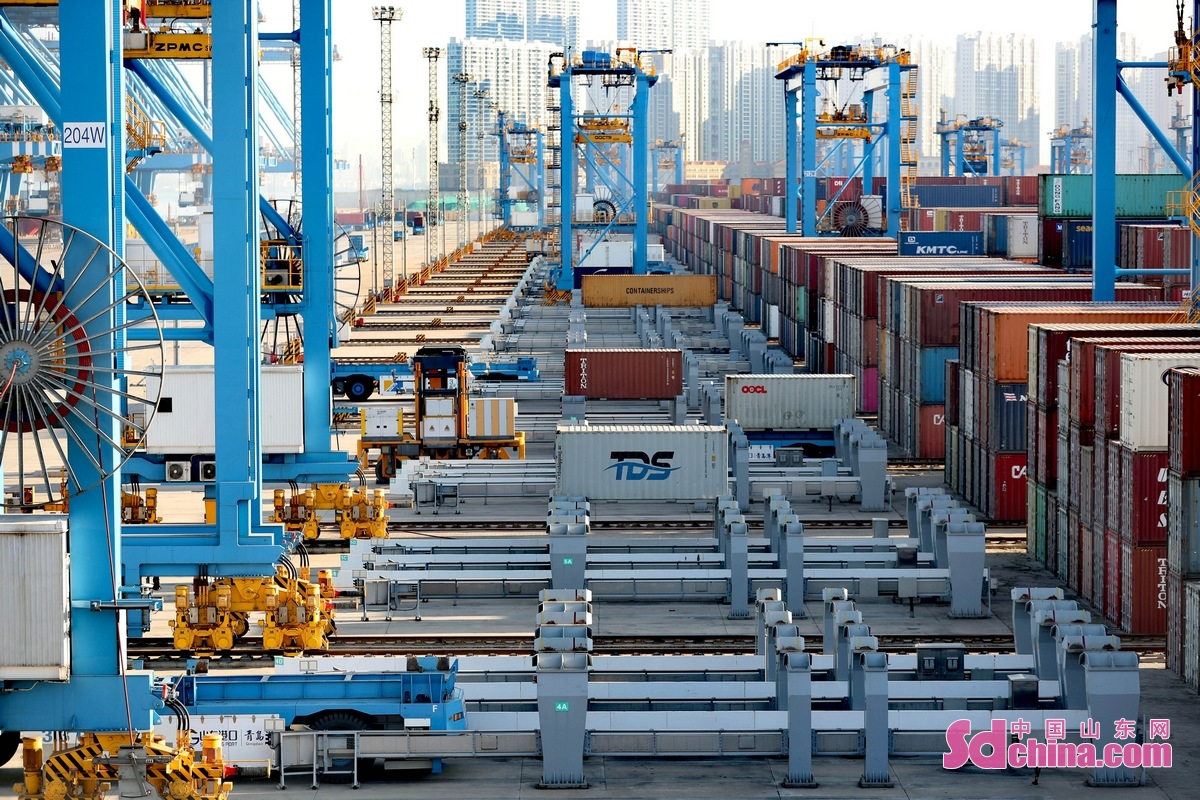 <br/>　　1月14日，在山东港口青岛港全自动化码头，自动导引车在集装箱堆场运送货物。<br/>　　