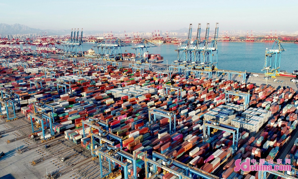 <br/>　　1月14日，在山东港口青岛港全自动化码头，集装箱堆场一派繁忙，数艘货轮靠泊在岸边装卸货物。<br/>　　
