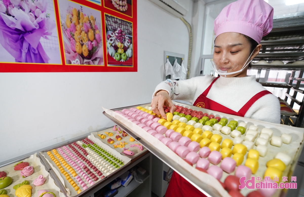 As the Spring Festival approaches, steamed buns making in various shapes is getting booming. A variety of auspicious, colorful, diverse, soft and tasty steamed buns is popular in the market.<br/>
