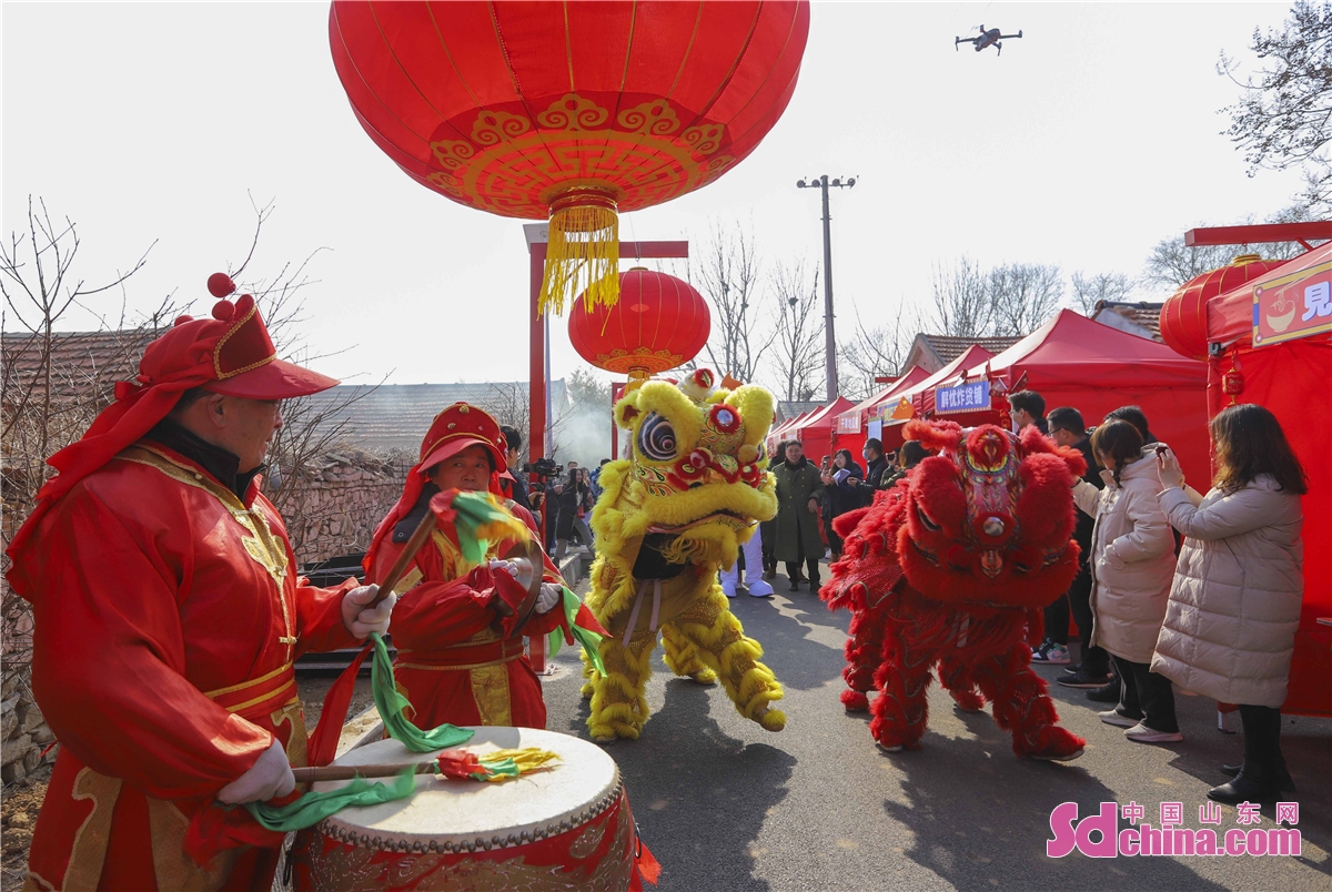 A bazaar in Qingdao, China&rsquo;s Shandong Province, is crowded with people. As Spring Festival approaching, Citizens and visitors flock to the market to experience rural folk customs.