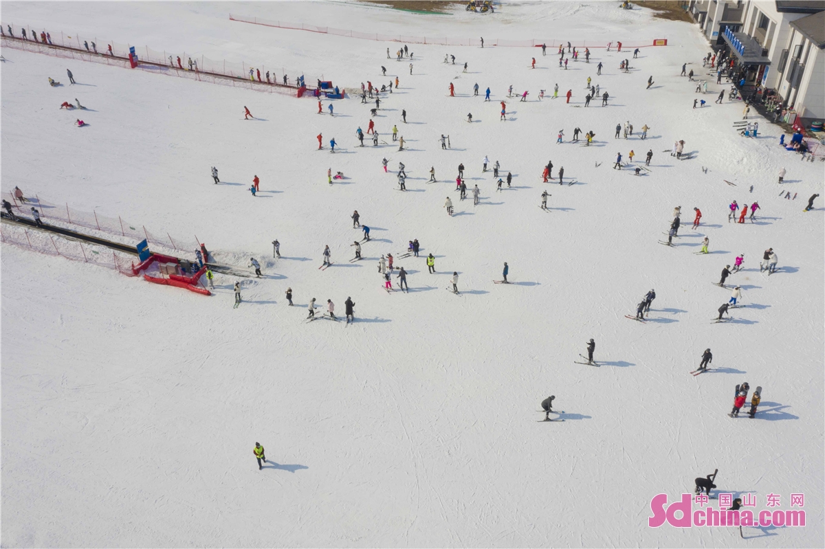 People in Qingdao are seen enjoying skiing in Qingdao, China&rsquo;s Shandong Province. With the approaching of the Beijing Winter Olympic Games, ice-snow tourism in Qingdao has ushered in the peak season.