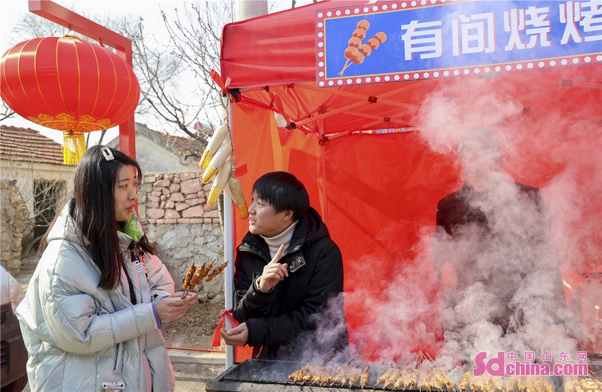 A bazaar in Qingdao, China&rsquo;s Shandong Province, is crowded with people. As Spring Festival approaching, Citizens and visitors flock to the market to experience rural folk customs.<br/>