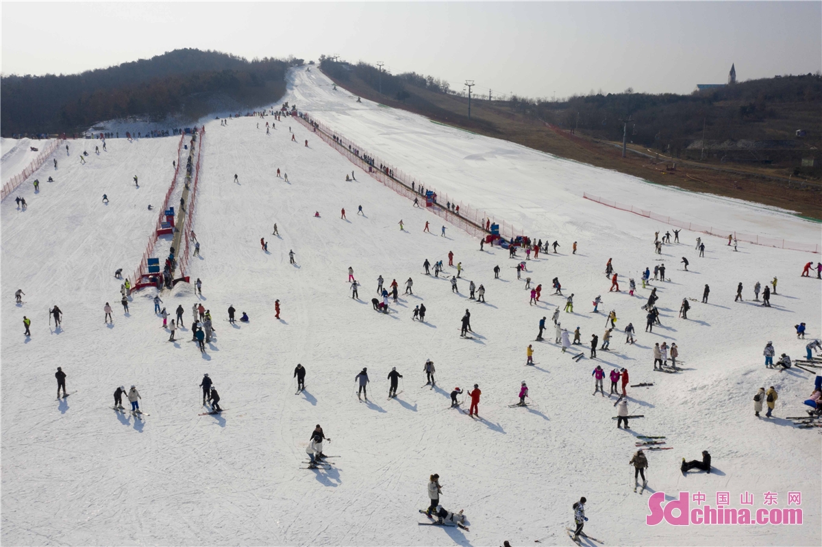 <br/>　　2022年1月15日，山东青岛西海岸新区藏马山滑雪场欢声笑语，市民和游客利用周末时间前来滑雪，感受冰雪运动的魅力。据了解，随着北京冬奥会的临近，藏马山滑雪场的冰雪旅游迎来了好时节，前来体验滑雪运动的市民和游客络绎不绝。(韩加君)<br/>