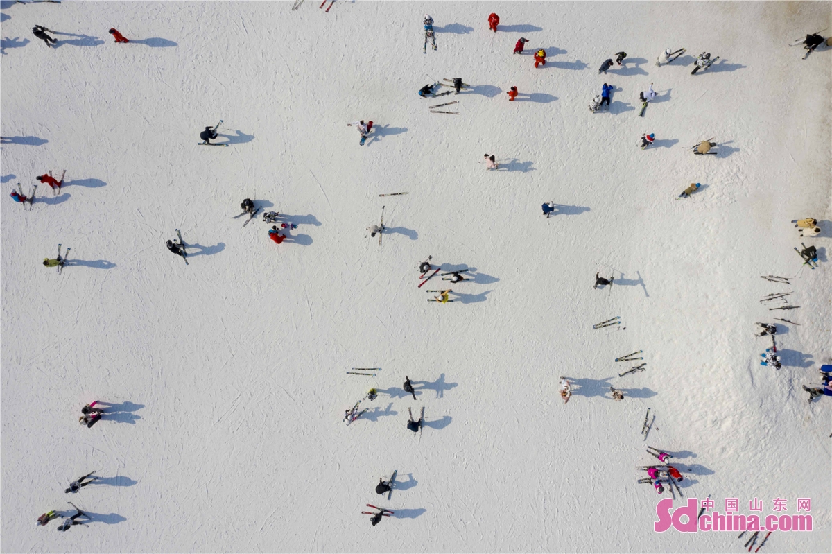  <br/>　　2022年1月15日，山东青岛西海岸新区藏马山滑雪场欢声笑语，市民和游客利用周末时间前来滑雪，感受冰雪运动的魅力。据了解，随着北京冬奥会的临近，藏马山滑雪场的冰雪旅游迎来了好时节，前来体验滑雪运动的市民和游客络绎不绝。(韩加君)<br/>