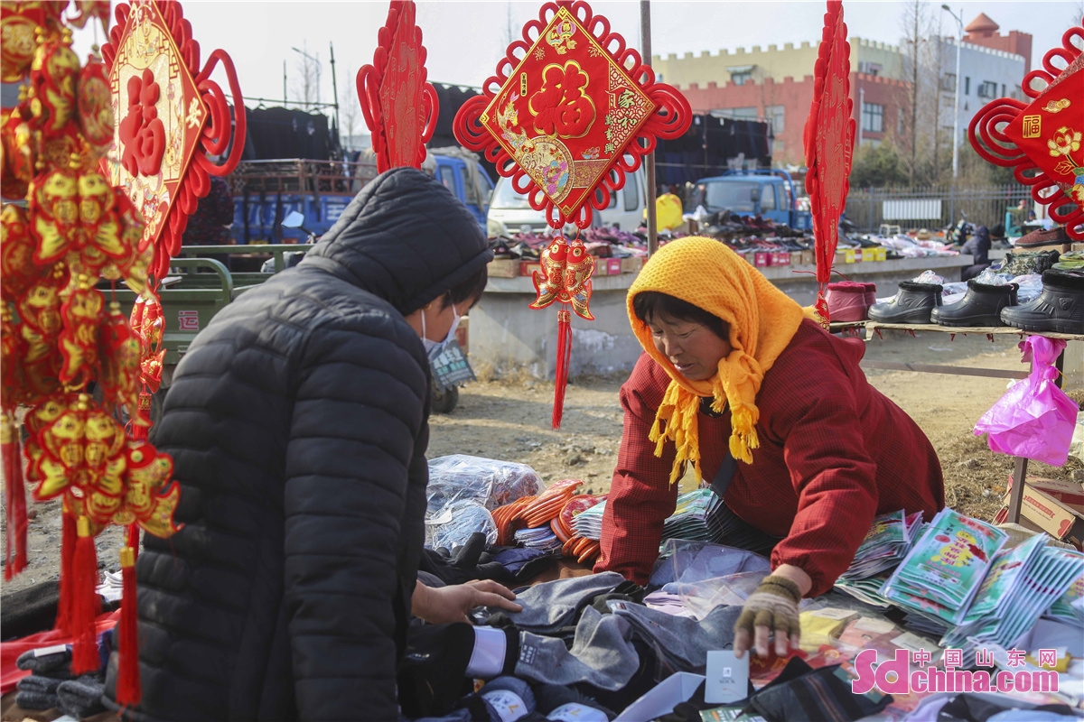 <br/>Photos show the busy and joyous scene of New Year bazaar in Baixiang, Liuwang Town, Qingdao City, where folks from nearby villages and towns come for Spring Festival special purchases.