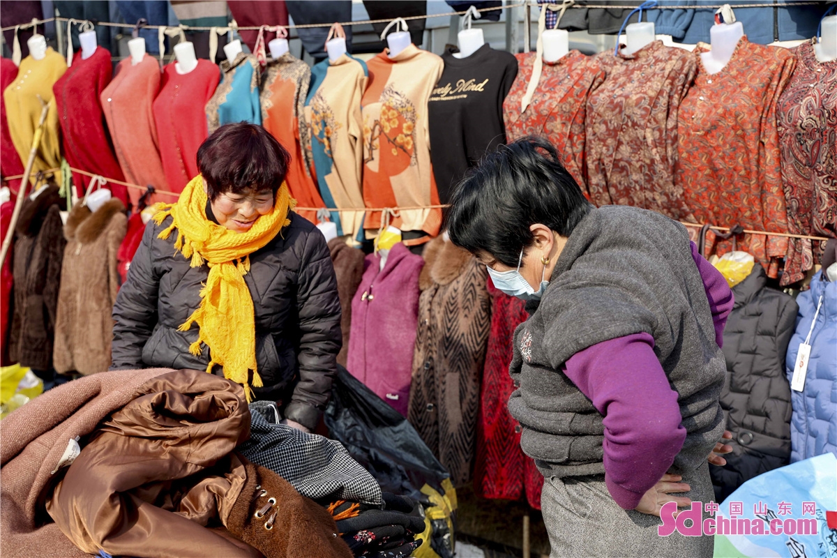  <br/>Photos show the busy and joyous scene of New Year bazaar in Baixiang, Liuwang Town, Qingdao City, where folks from nearby villages and towns come for Spring Festival special purchases.<br/>